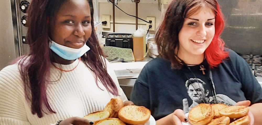 Culinary class makes garlic bread