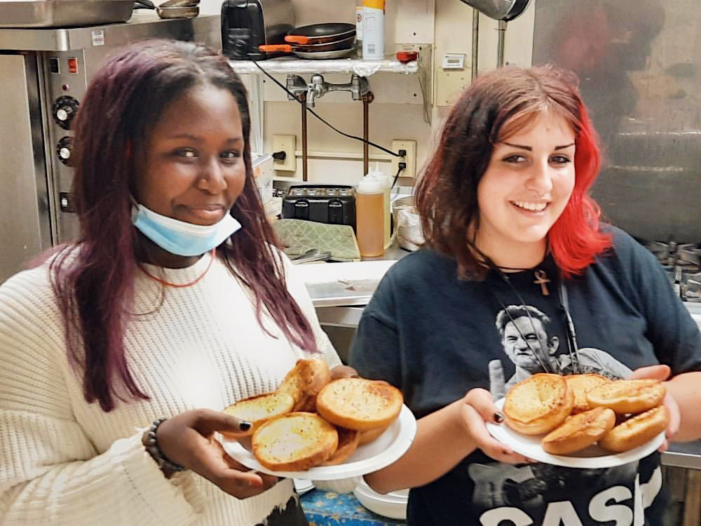 Culinary class makes garlic bread